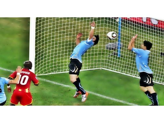 Esta recordada jugada del Mundial 2010, con el nuevo reglamento que se va a debatir, finalizaría en gol y no penal.