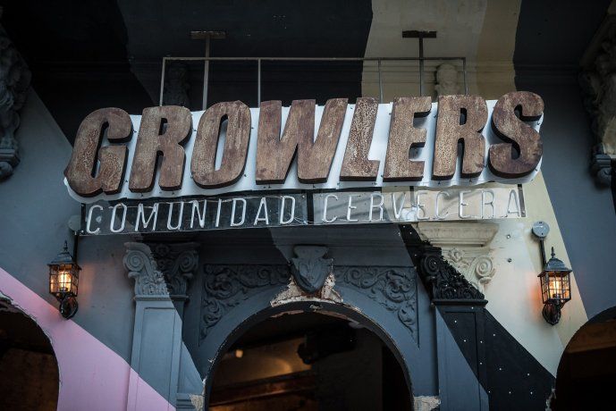Bar con espíritu urbano, estética de street art y locales en Chacarita, Recoleta y Belgrano.