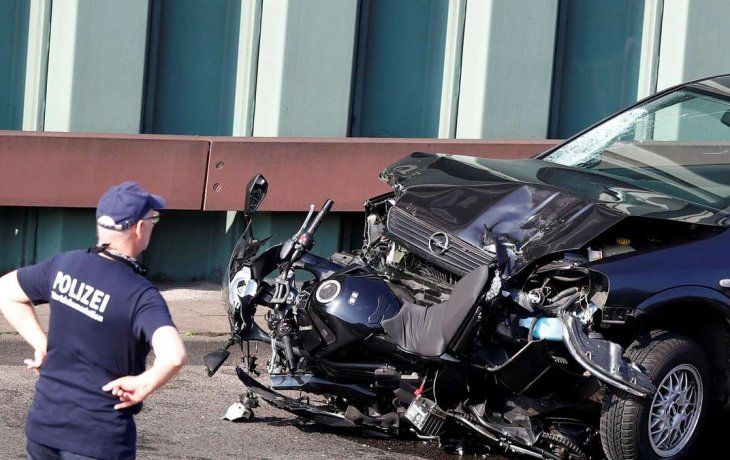 Un polic&iacute;a examina el auto con el que se perpetr&oacute; el supuesto atentado islamista en la autopista de Berl&iacute;n.