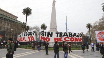 vuelven las protestas a plaza de mayo para reclamar mejoras en planes sociales