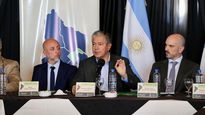 Rolando Figueroa acompañó el reclamo de los gremios petroleros.