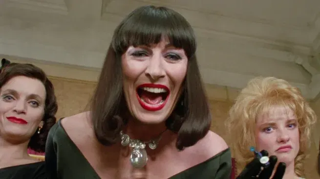 Con la actuación de Anjelica Huston, la película fue producida por Jim Henson, el creador de Los Muppets.