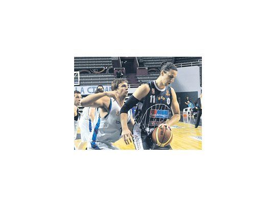 Martín Leiva cubre la pelota en el partido que Peñarol superó a Boca y aseguró su pase al Súper 8.