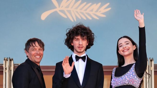 Sean Baker con los protagonistas de su film Anora, que se llevó la Palma de Oro en Cannes