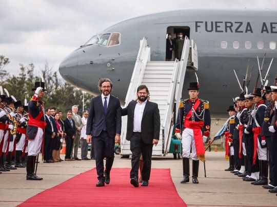 El presidente de Chile, Gabriel Boric, recibido por el canciller Santiago Cafiero.