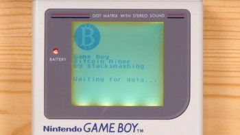 Usaron una Game Boy para minar bitcoins.
