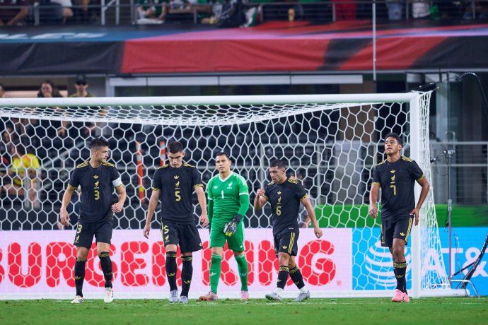 La imagen de la dura derrota de la Selección Mexicana ante Colombia. Este martes 14 de octubre el Tri tendrá la posibilidad de rehabilitarse cuando enfrente en el Estadio Akron a su similar de Ecuador. La imagen de la dura derrota de la Selección Mexicana ante Colombia. Este martes 14 de octubre el Tri tendrá la posibilidad de rehabilitarse cuando enfrente en el Estadio Akron a su similar de Ecuador.