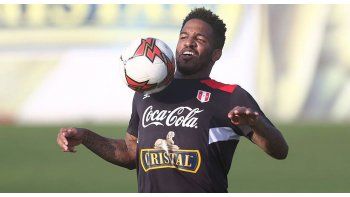 Farfán se lesionó jugando ante el Fastav Zlín y ahora está casi afuera de los últimos dos choques por Eliminatorias (Foto: @SeleccionPeru).