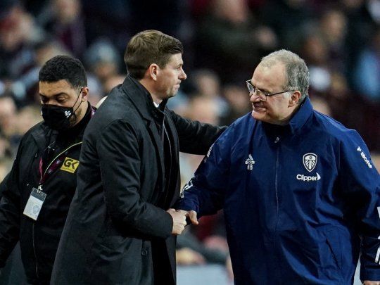 Marcelo Bielsa se saluda con Steven Gerard antes del duelo de Premier League entre Aston Villa y Leeds United.