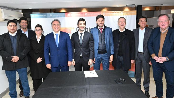 La foto ampliada de los gobernadores incluye a Juan Schiaretti y a otros dirigentes.