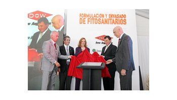 La vicegobernadora de Santa Fe, Griselda Tessio; el intendente de Puerto General San Martín, Carlos de Grandis; el presidente de Dow Argentina, Rolando Meninato; el intendente de San Lorenzo, Leonardo Raimundo; y el ministro de Gobierno y Reforma del Estado, Antonio Bonfatti, participaron ayer de la inauguración de una planta de formulación y envasado de fitosanitarios en el Complejo Industrial San Lorenzo.