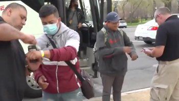 El momento en que los migrantes enviados por Texas llegan a Washington.