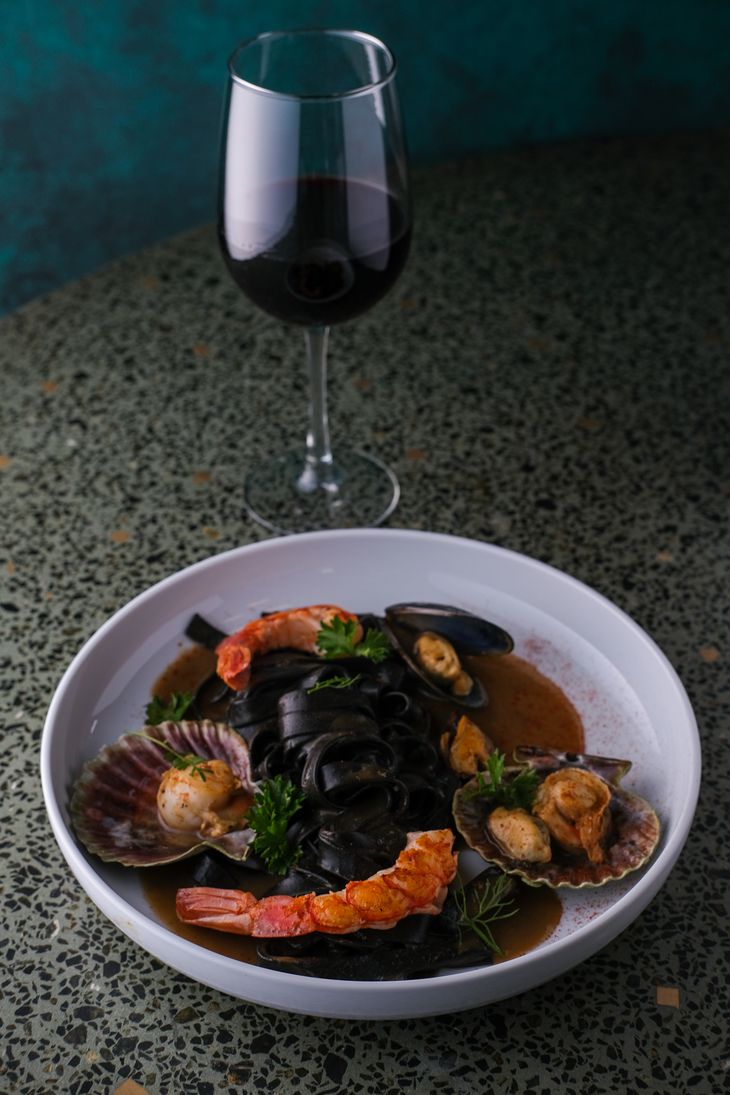 El vino acompaña una cocina ítalo-argentina que apuesta por sabores auténticos y compartidos.