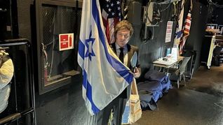 El alineamiento incondicional de la Argentina con Israel y los EE.UU. genera beneficios y perjuicios. La guerra en el Golfo, por más que Milei y los suyos quieran venderla como algo positivo, irónicamente a quien más beneficia es a las dos némesis a las que ha apuntado en los últimos tiempos y a quien más perjudica a quien lo llevó al poder. El alineamiento incondicional de la Argentina con Israel y los EE.UU. genera beneficios y perjuicios. La guerra en el Golfo, por más que Milei y los suyos quieran venderla como algo positivo, irónicamente a quien más beneficia es a las dos némesis a las que ha apuntado en los últimos tiempos y a quien más perjudica a quien lo llevó al poder.