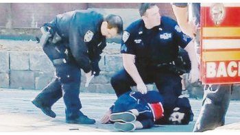 ámbito.com | EL ROSTRO DEL MAL. Policías reducen al aparente responsable de la matanza de ayer en Nueva York.