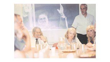 ámbito.com | El intendente de Lanús, Manuel Quindimil, Chiche Duhalde y Graciela Giannettasio: verticalismo bonaerense hacia el gobierno de Kirchner.