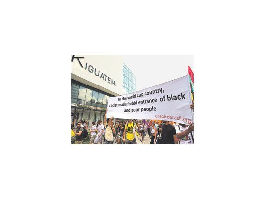 Movimientos sociales de San Pablo se manifestaron el sábado frente al shopping center JK Iguatemi, por su decisión de cerrar sus puertas para evitar el ingreso de jóvenes de las barriadas pobres, una reacción que los críticos tildan de “racista”.