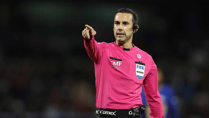 César Ramos, el polémico silbante mexicano que fue desinado para dirigir la Copa del Mundo. ¿Podrá llegar a dirigir la final? César Ramos, el polémico silbante mexicano que fue desinado para dirigir la Copa del Mundo. ¿Podrá llegar a dirigir la final?