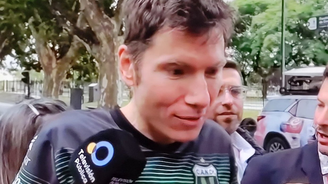 Un ciudadano ruso vestido con la camiseta del club de Mataderos apareció en el control de alcoholemia para mediar entre los diplomáticos y los agentes de Tránsito.&nbsp;