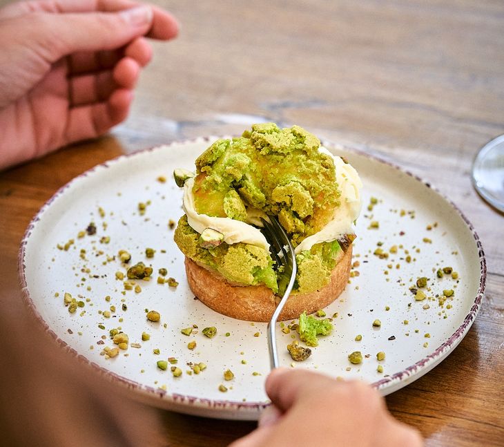 Pistachio, mascarpone and crispy: a dessert as elegant as tasty. Pistachio, mascarpone and crispy: a dessert as elegant as tasty.