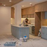 Dos operarios trabajan en la colocación final de la mesada de una cocina que está en plena renovación. El presupuesto final crece según las decisiones de diseño, especialmente cuando se incorporan materiales con mayor participación importada Dos operarios trabajan en la colocación final de la mesada de una cocina que está en plena renovación. El presupuesto final crece según las decisiones de diseño, especialmente cuando se incorporan materiales con mayor participación importada