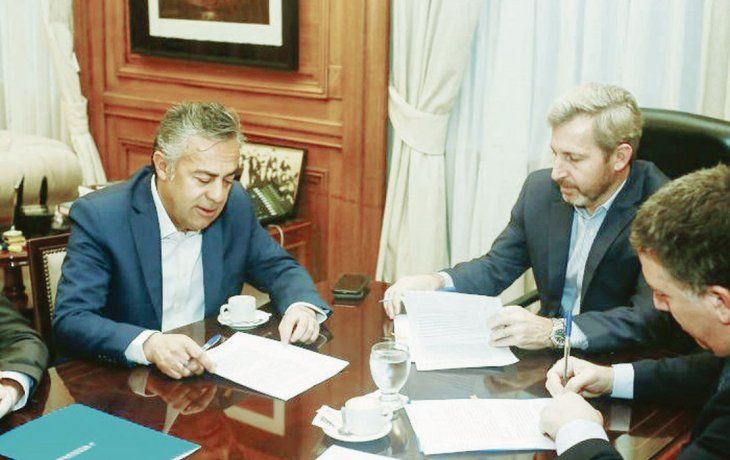 acuerdo. El convenio para transferir los fondos fue rubricado en la Casa Rosada por el gobernador mendocino&nbsp; Alfredo Cornejo y por los ministros nacionales Rogelio Frigerio (Interior) y Nicolás Dujovne (Hacienda).