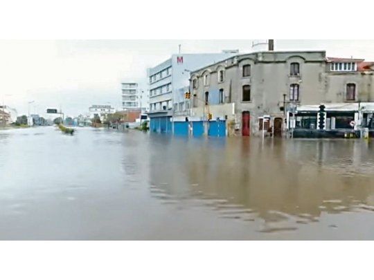 Inundados. Mar del Plata sufrió las consecuencias de las fuertes lluvias. La ciudad estuvo el fin de semana prácticamente intransitable por las graves inundaciones.
