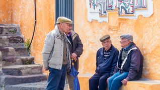 Cerdeña es una de las pocas zonas azules del mundo, donde la gente supera los 100 años gracias a un estilo de vida saludable. Cerdeña es una de las pocas zonas azules del mundo, donde la gente supera los 100 años gracias a un estilo de vida saludable.