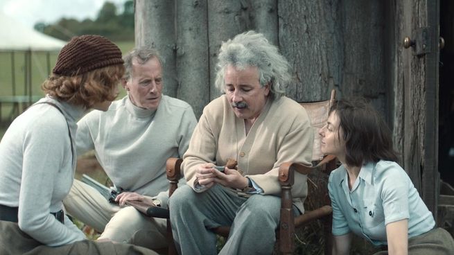 ¿Qué pasó después de que Einstein huyera de la Alemania nazi?, reza la sinopsis oficial de Einstein y la boma.