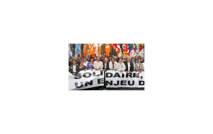 Una imponente columna liderada por los principales dirigentes sindicales partió de la Plaza de la República, a primera hora de la tarde detrás de una enorme pancarta que rezaba Jubilaciones solidarias, empleos, salarios, un problema social.