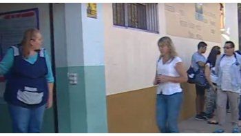 La maestra dicta clases en trecer grado de la escuela Primaria número 22 de Quilmes Oeste (captura de TV C5N)