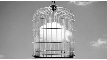 ámbito.com | Madoz.  La imaginería visual de un René Magritte, por caso, revive en las fotografías monocromáticas de la muestra.