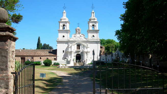 A 50 kilómetros de la ciudad de Córdoba, camino a Ascochinga, aparece La Estancia de Santa Catalina.