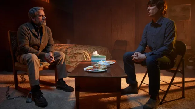 Secuestrado. El terapeuta Alan Strauss, interpretado por Steve Carrell, conversa en su consultorio imporovisado con el paciente Sam (Dohmnall Gleeson).