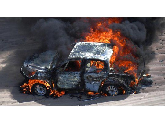 Así se prendía fuego la camioneta de Alicia Reina.