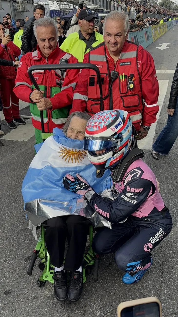 Franco Colapinto junto a su abuela Rosa durante su Road Show en Palermo.