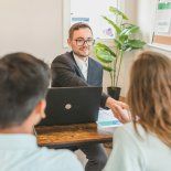 Un escribano felicita a los flamantes propietarios por la firma de hipoteca y entrega de la escritura a los titulares del inmueble Un escribano felicita a los flamantes propietarios por la firma de hipoteca y entrega de la escritura a los titulares del inmueble