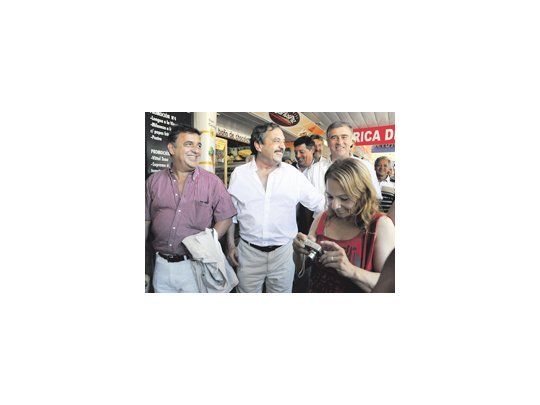 Ricardo Alfonsín pasea por Villa Carlos Paz con los locales Mario Negri y Oscar Aguad, quien a fin de año estuvo apoyando a Julio Cobos y hace una semana, a Ernesto Sanz.