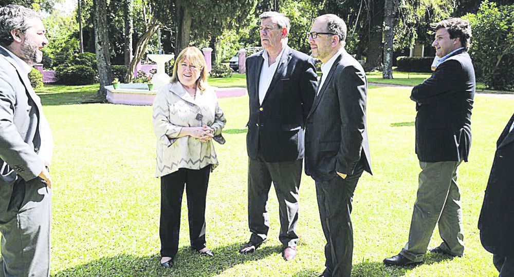 Isleños. Susana Malcorra y Fabián Perechodnik en representación de la gobernadora Vidal en Martín García. Entre ellos, el embajador uruguayo.