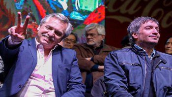 Alberto Fernández y Máximo Kirchner en el microestadio de Lanús.