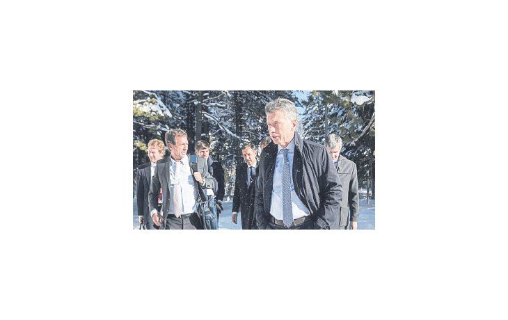 Iván Pavlovsky y Marcos Peña acompañaron a Mauricio Macri en Davos, una cumbre en la cual mantuvo una intensa actividad que no le permitió reponerse de la fisura en la costilla.