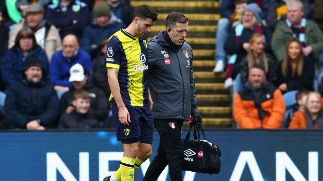 Marcos Senesi dejó la cancha lesionado en el partido de Bournemouth por la Premier League