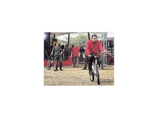 Hugo Chávez le ofreció ayer a George Bush las nuevas bicicletas hechas en Venezuela con tecnología iraní. «Tremenda bicicleta atómica. ¿Tendrá frenos?», ironizó durante su programa dominical.