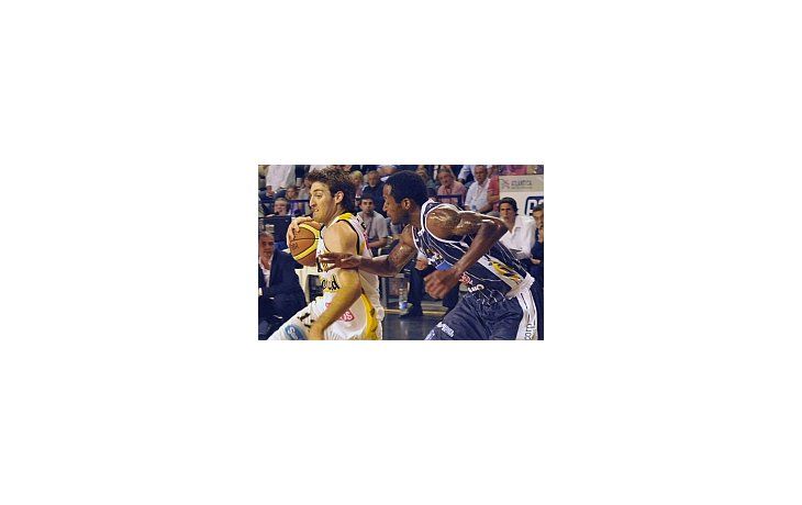 Peñarol derrotó a Libertad de Sunchales por un estrecho 78-75 y alcanzó su tercer título en el torneo.