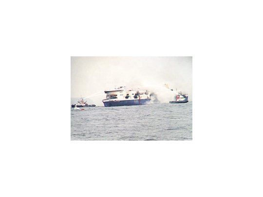 Se incendió un ferry en Grecia y dejó un muerto