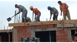  40% of informal employees receive a monthly salary below the basic individual basket (poverty line).