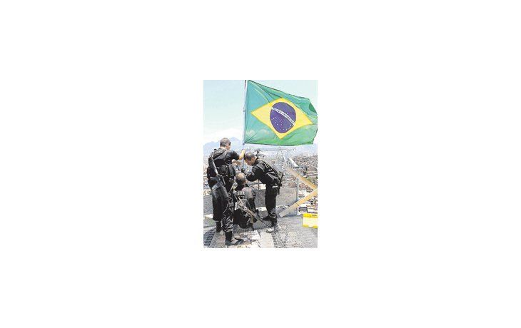Policías brasileños colocaron ayer la bandera nacional en lo alto del Complexo do Alemao, arrebatado a los jefes del narcotráfico que habían predominado allí durante años. La presencia policial y militar en la nueva megafavela «liberada» se prolongará en el tiempo, atendiendo al temor popular de que el espectacular operativo de ayer no impida un retorno de los mafiosos.