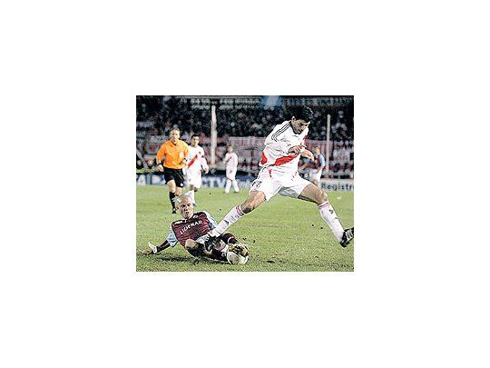 San Martín,una de lasfiguras de lacancha,junto con elarqueroCuenca, lequita lapelota aTuzzio.Arsenal fueun equipoordenado,compacto ylogróclasificarse ala final de laCopaSudamericanaal vencerpor penalesa River en elMonumental.