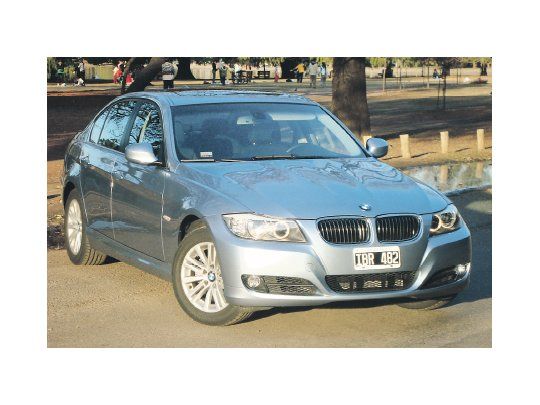 El BMW Serie 3 no ha cambiado su interior, aunque la adopción del iDrive con su pantalla central le agrega modernidad al conjunto.