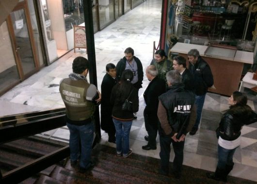 Los agentes de la AFIP al momento de interrogar al arbolito.
